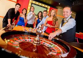 Tim cola togel di ruang operasi dengan monitor menampilkan data sportsbook dan live casino real-time